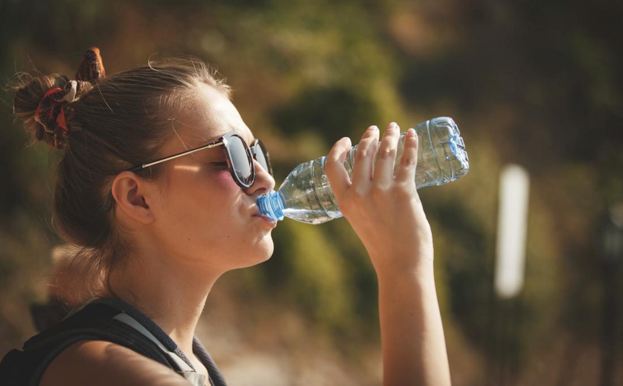 пьет вода лето очки