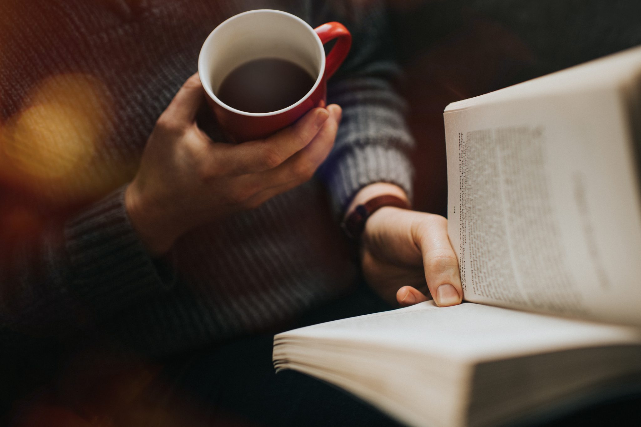 читает книгу кофе