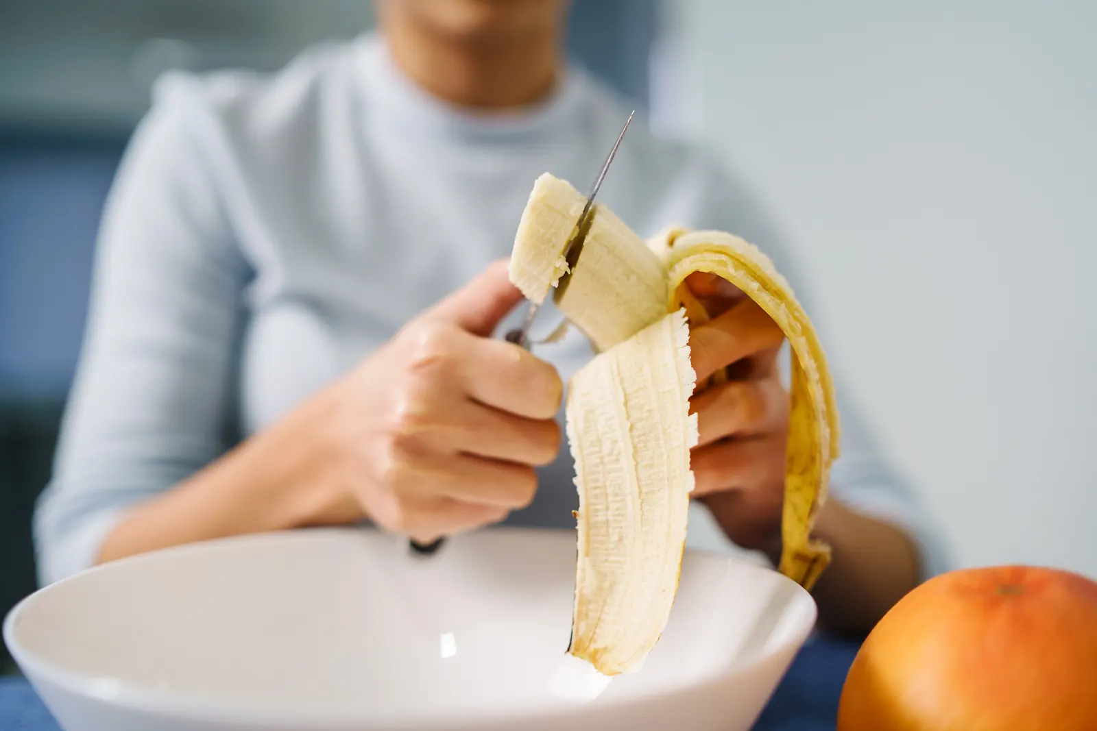 Можно ли есть банан на завтрак. Банановая резка. Кевин ест бананы. Cut Banana.