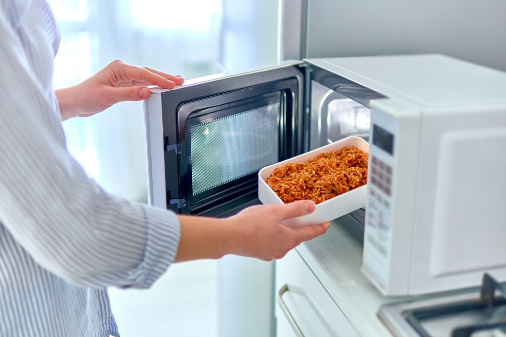 Микроволновая печь с едой. Контейнер для разогрева еды в микроволновке. Выключать СВЧ печь. Исследование еды из микроволновки. Можно греть еду в контейнере в микроволновке
