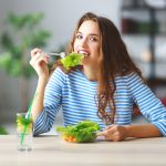 ест салат диета питание