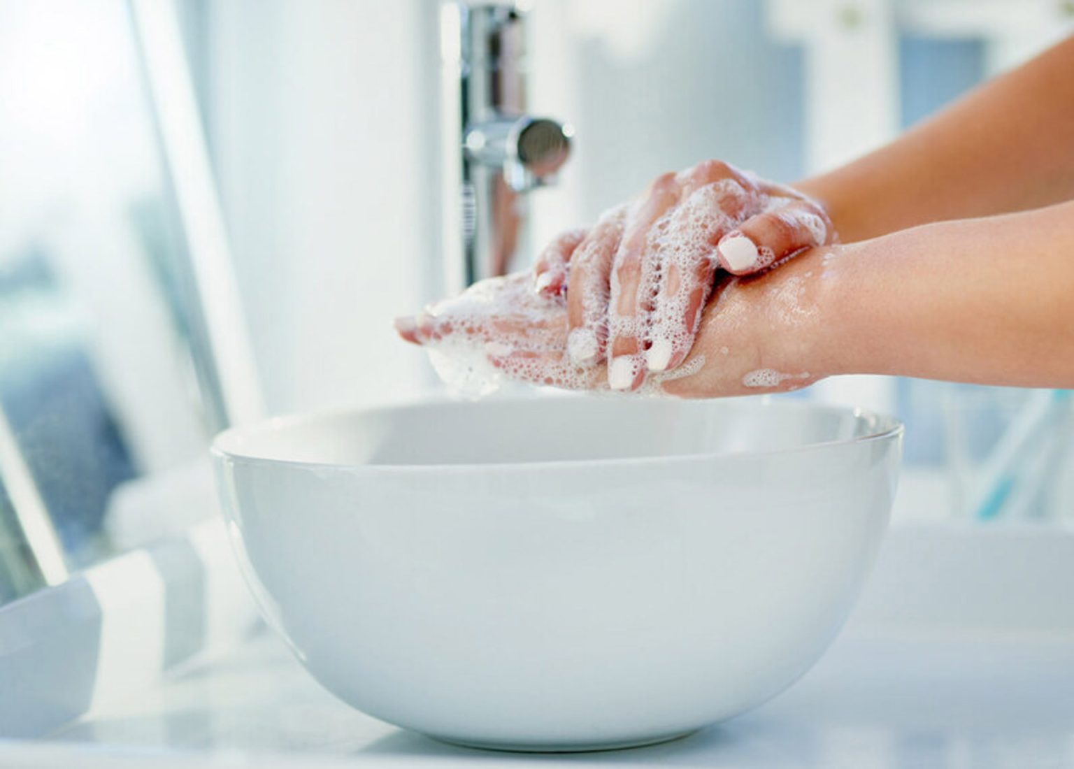 моет руки