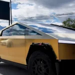 золотой Tesla Cybertruck