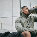 пьет негр спорт