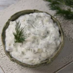 Йогуртовый соус с зеленью и чесноком